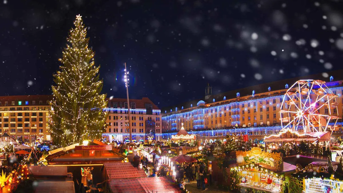 Stalls and a lit Christmas tree at the Dresden Christmas market
